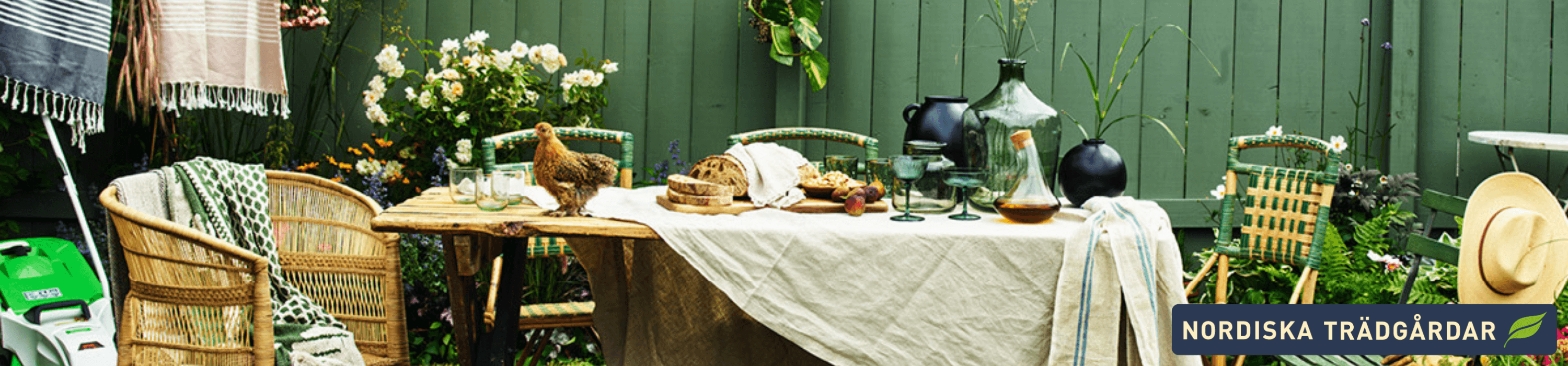 Bild på grönt staket med utemöbler och en tupp på bordet, samt nordiska trädgårdars logga